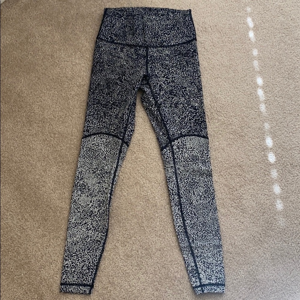 Black and White Wunder Under LuluLemon Leggings